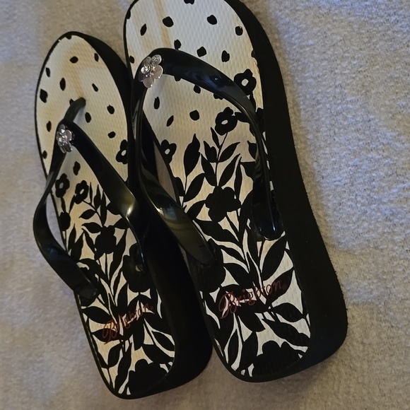 Brighton AUTHENTIC Black & White Floral Flip Flops Matching Bag Low Wedge 8 NEW - Picture 3 of 7